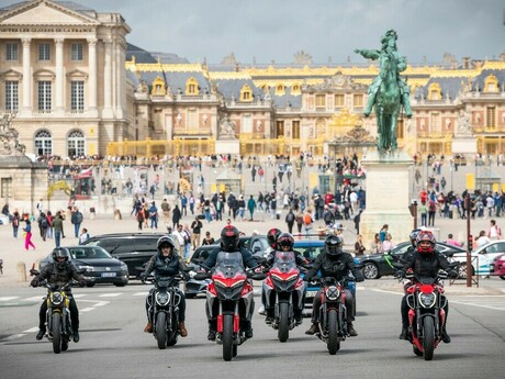 Ducati-Fahrer treffen sich berall auf der Welt