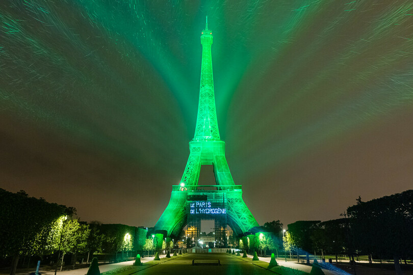 Toyotas Brennstoffzellentechnik lässt Eiffelturm grün leuchten