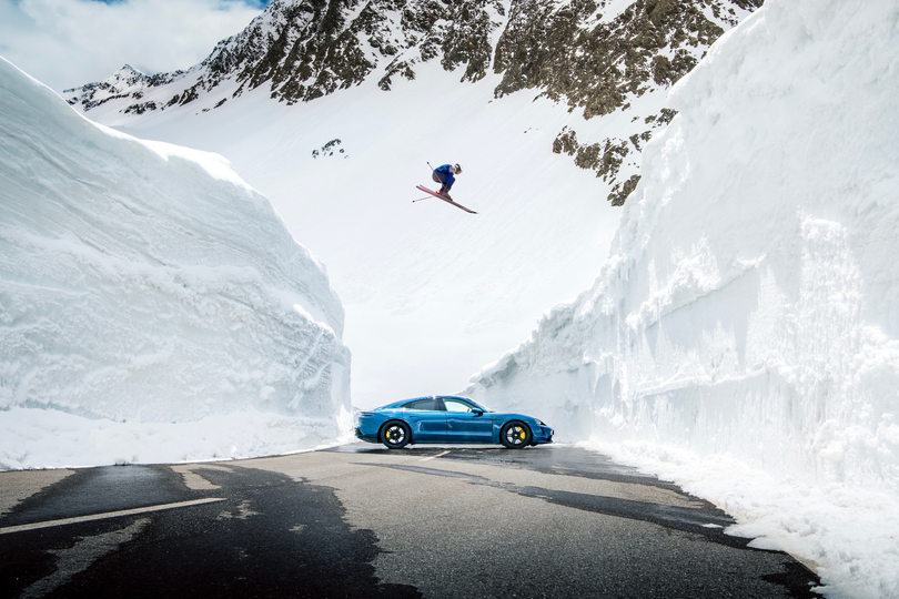 Skisprung über den Porsche Taycan