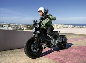 BMW CE 02: Geflashter Surfer im Flow