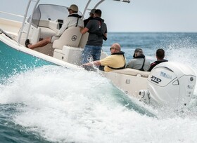 Wasser und Wellen gegen Achtzylinder-Scham