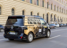 VW ID Buzz AD: Erstmals mit Fahrgästen auf öffentlichen Straßen