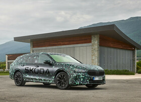 Auch beim Skoda Superb wandert der Schalthebel an die Lenksäule