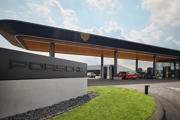 Schöner Laden: Erste Porsche Charging Lounge eröffnet