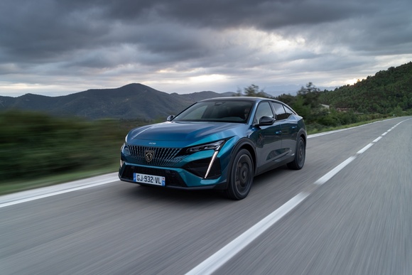 Peugeot 408 nun mit 48V-Hybrid-System bestellbar