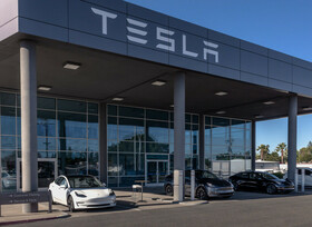 Tesla-Infotainment  - Hacker laden Extras kostenlos runter 