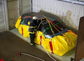 Feuerwehr-Idee RecoverEBag  - Löschsack für E-Auto-Brände  