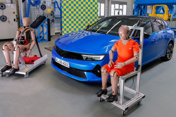 Opel feiert 50 Jahre Sicherheitsgurt