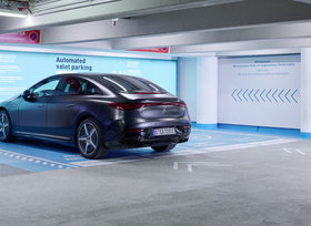 Mercedes-Benz EQE parkt fahrerlos  - Autonome Fahrfunktion verfügbar