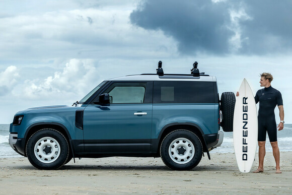 Luxus-Defender mit Surfbrett