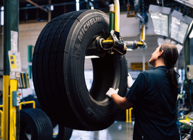 100 Jahre Reifen-Runderneuerung bei Michelin