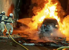 Elektroautos brennen selten, sind dafür schwieriger zu löschen