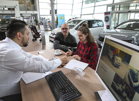 Rabatte für Neuwagen  - Verbrenner billiger, E-Autos teurer 
