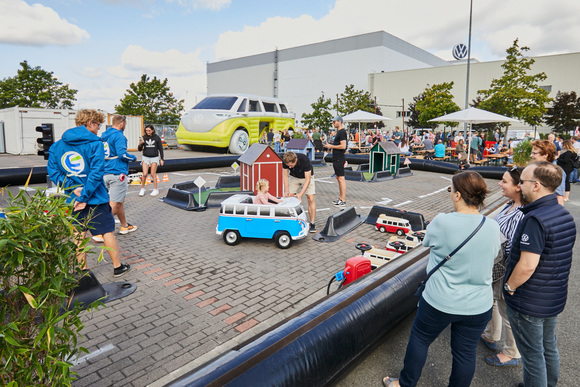 Volkswagen Nutzfahrzeuge feiert mit 30.000 Besuchern im Bulli-Werk