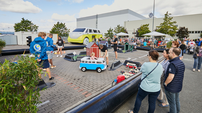 Volkswagen Nutzfahrzeuge feiert mit 30.000 Besuchern im Bulli-Werk Volkswagen Nutzfahrzeuge feiert mit 30.000 Besuchern im Bulli-Werk