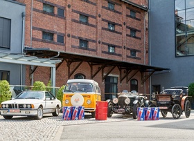 Historische Fahrzeuge mit modernen E-Fuels im Tank