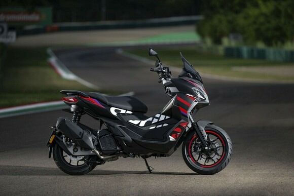 Aprilia SR GT im Moto-GP-Kleid