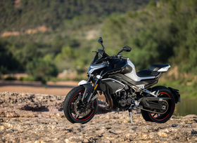 CFMoto 800NK Sport und Advanced - Auf Wunsch mit Riesendisplay