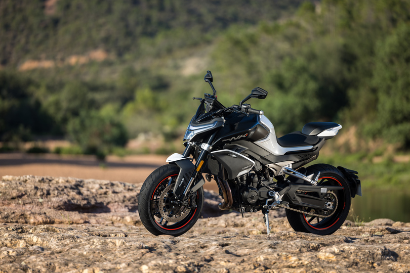 CFMoto 800NK Sport und Advanced - Auf Wunsch mit Riesendisplay