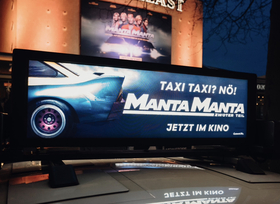 Digitale Taxi-Werbetafeln  - Vor dem Kino fährt Filmwerbung 