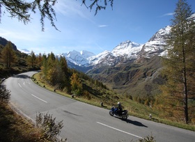 Ratgeber: Motorradfahren im Herbst - Extreme Schieflage meiden