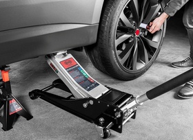 Umfrage Winterreifen: Jeder vierte Autofahrer tauscht Pneus selbst