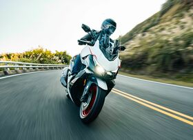 Test: Kymco Xciting VS 400i - Kraftroller im Jubiläums-Dress