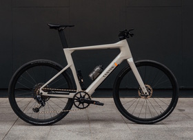 Canyon Roadlite:ON CF 9 LTD - Aufgeräumt und ultraleicht