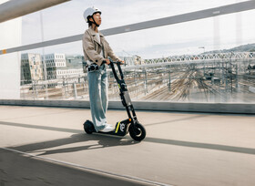 E-Scooter Husqvarna Skutta - Mit Kettensägen-Akku