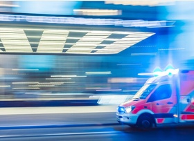 Auch ein Rettungswagen muss vorsichtig fahren