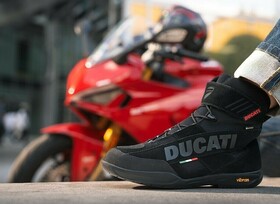 Ducati am Fuß