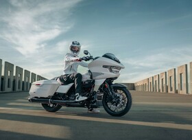 Diese Road Glide zieht's auch auf die Rennstrecke