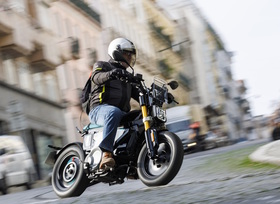 Fahrbericht: BMW CE 02 - Für Teenies und junge Alte