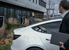 E-Auto laden auf dem Firmenparkplatz  - Heidelberg vermietet Infrastruktur 
