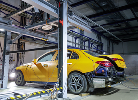 Weltweit erster Röntgencrash  - Mercedes durchleuchtet den Unfall 