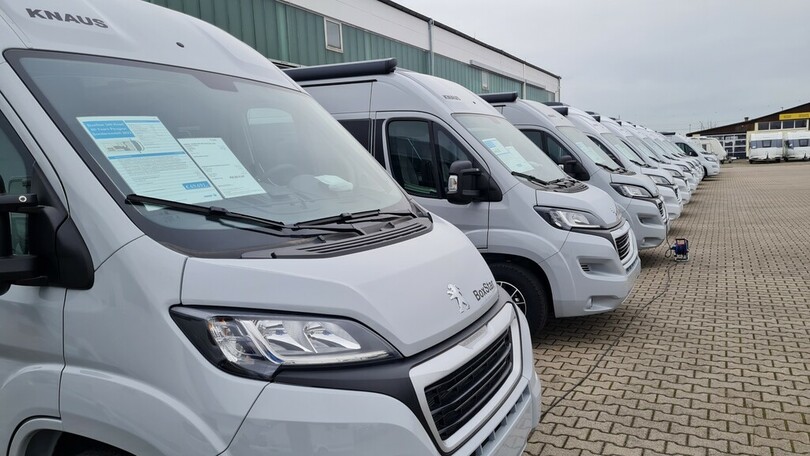 Caravan-Händler blicken auf volle Höfe