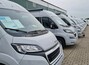 Caravan-Händler blicken auf volle Höfe