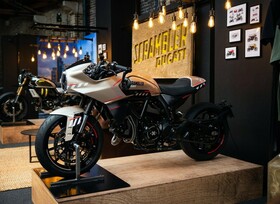 Ducati Scrambler im Cafè-Racer-Stil und Mad-Max-Look