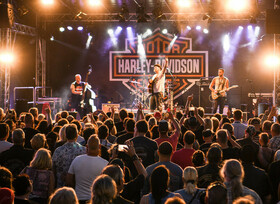 Jede Menge Motorräder, viel Musik und über 50.000 Menschen