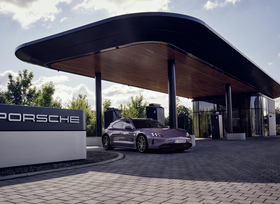 Schnellladen mit bis zu 400 kW in der Porsche-Lounge