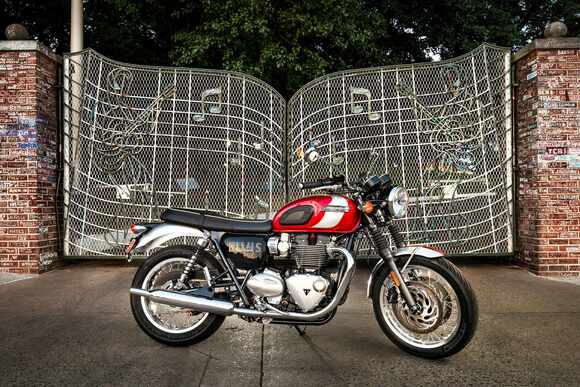 Triumph Bonneville T120 - Hommage an Elvis Presley