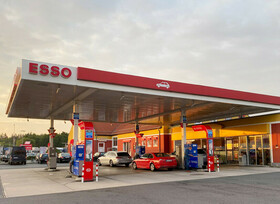 Auf der Autobahn kostet der Liter fast 40 Cent mehr