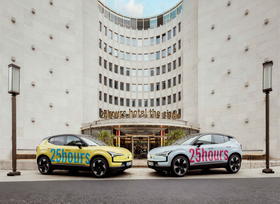 Hotelgäste des ''25hours'' im Volvo EX30