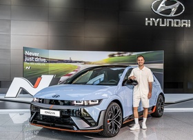 Mario Götze wechselt auf den Hyundai Ioniq 5 N
