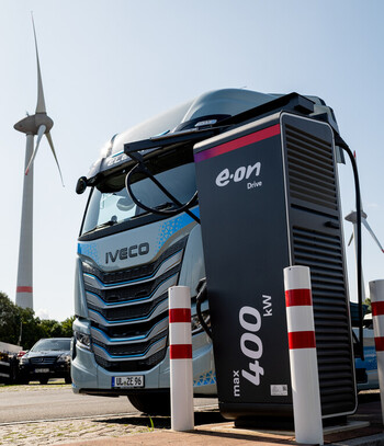 Erster deutscher Eon-Ladestandort für E-Lkw am Hamburger Hafen