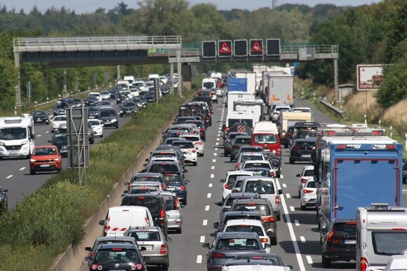 Sommerstaus reichten fünf Mal um die Erde