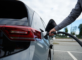 Jeder dritte E-Autofahrer wechselt zurück zum Verbrenner