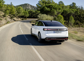 E-Automarkt - VW distanziert Tesla
