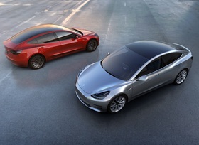 E-Autos bei der HU  - Tesla mit der dunkelroten Laterne 