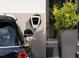 Energiekostenvergleich von Pkw - E-Autos halb so teuer wie Benziner